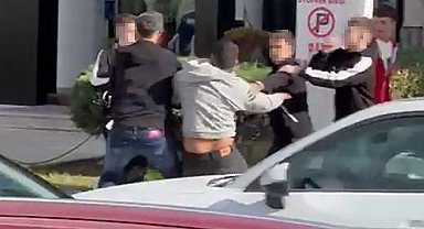 Gençler arasındaki tekme ve yumruklu kavga