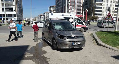 Hafif ticari aracın çarptığı anne ve 2 çocuğu ağır yaralandı