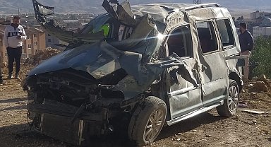 Hakkari'de virajı alamayan otomobil devrildi: 1'i ağır 4 yaralı