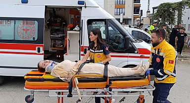 İki otomobil çarpıştı, 3 kişi yaralandı