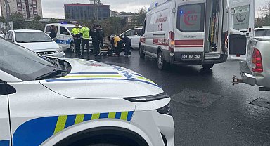 Islak zeminde kayan motosikletten düşen sürücü yaralandı