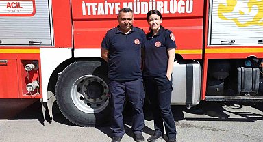 İtfaiyeci çift birlikte alevlerle savaşıyor