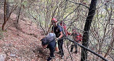 İzmir'de kayalıklarda mahsur kalan 3 genç kurtarıldı
