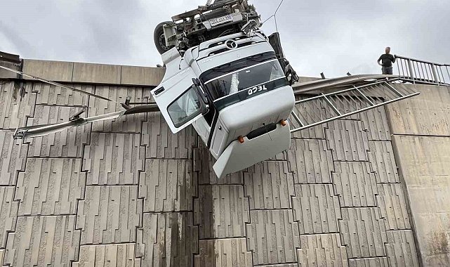 İzmir'de tır devrildi, kupası viyadükte asılı kaldı