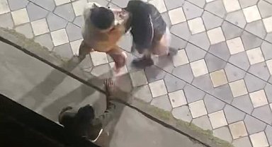 Kadınların saç başa birbirine girdiği kavgası kameraya yansıdı