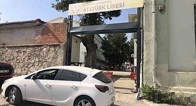 Kamyon kasasının takıldığı okul kapısında zarar oluştu