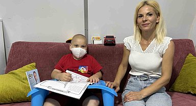 Kansere karşı verdiği mücadeleyi yarım bırakarak evladının kanserle mücadelesine ortak olan anne, yaptığıyla gönülleri fethetti