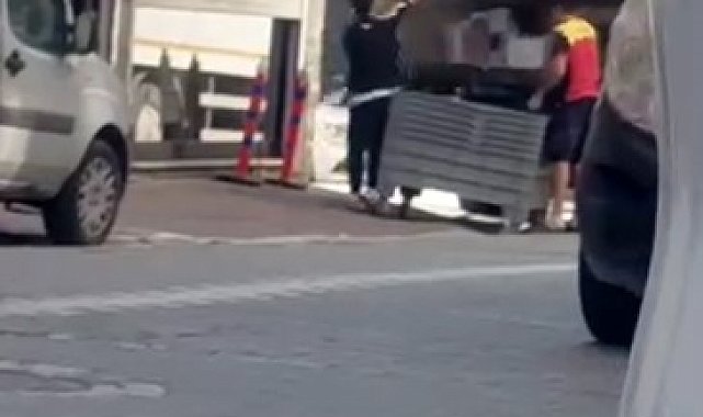 Kargo firması çalışanlarının paketleri fırlattığı anlar kameraya yansıdı