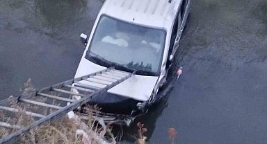 Kars Çayı'na hafif ticari araç düştü: 1 yaralı