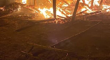 Kastamonu'da iki katlı ev ve ahır alevlere teslim oldu