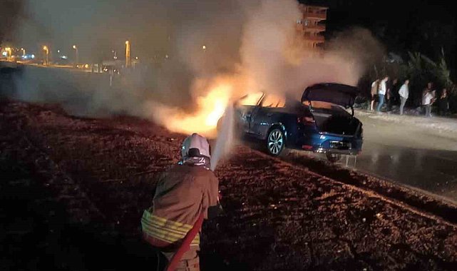 Kaza yapan otomobil alevlere teslim oldu