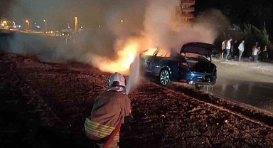 Kaza yapan otomobil alevlere teslim oldu