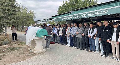 Kazada hayatını kaybeden genç kız gelinlikle uğurlandı