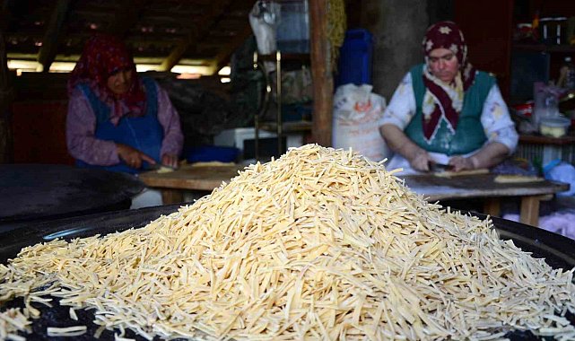 Kemah'ta kadınların imece usulü kış hazırlığı telaşı