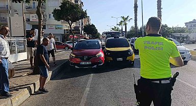 Kendisini bekleyen araca koşarken otomobil çarptı: O anlar güvenlik kamerasında