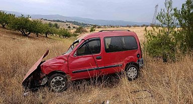 Kontrolden çıkan hafif ticari araç tarlaya uçarken, sürücüsü yaralandı