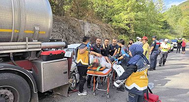Kontrolden çıkan otomobil asit yüklü tankere çarptı: 5 yaralı
