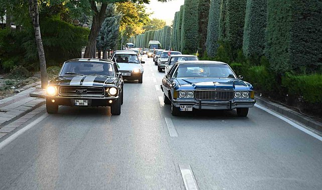 Konya Büyükşehir'den huzurevindeki büyüklere klasik araçlar ve açık hava sinemasıyla nostaljik sürpriz