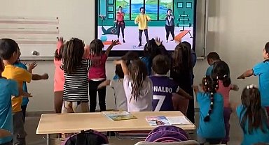 Köy okulunda akıllı tahta sevinci