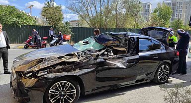 Küçükçekmece'de hızını alamayan lüks otomobil park halindeki tırın altına girdi