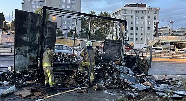Küçükçekmece'de kargo yüklü kamyonet alev alev yandı