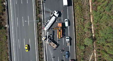 Kuzey Marmara Otoyolu'nda tır devrildi, trafik kilitlendi