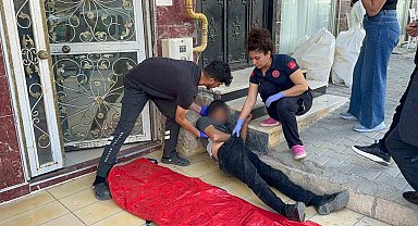 Madde bağımlısı kaldırıma yığılıp kaldı