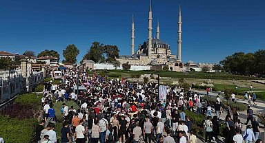 Milyonluk otomobiller Selimiye Meydanı'nda turladı