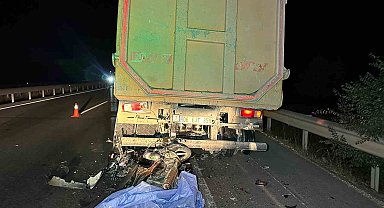 Motosiklet sürücüsü kamyona arkadan çarptı: 1 ölü