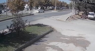 Motosiklet sürücüsünün ağır yaraladığı feci kaza kamerada