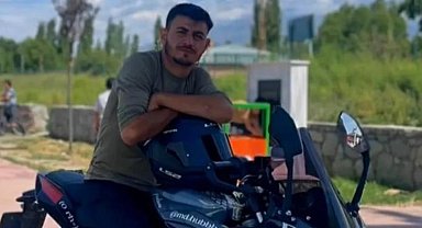Motosiklet traktöre arkadan çarptı: 1 ölü
