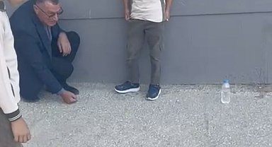 Okul müdürü, öğrencilerle bahçede misket oynadı