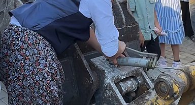 Operatör damada, eziyet olsun diye iş makinasını yağlattılar