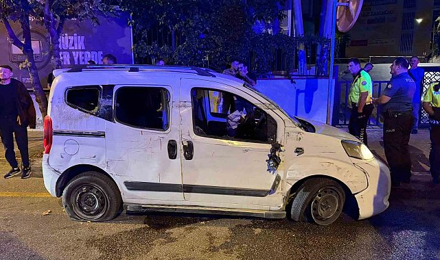 Otomobil 100 metre sürüklenip kaldırıma çarptı: 4 kişi yaralandı, 2 kişi olay yerinden kaçtı