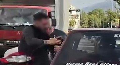 Otomobil sürücüsü dışarıya çıkmayınca motosikletli camdan içeri girmeye çalıştı