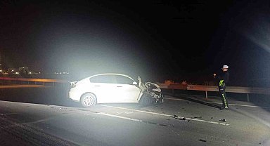 Otomobil traktörün römorkuna çarptı: 2 yaralı