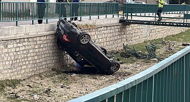 Otomobilin kanala uçtuğu kaza anı kamerada