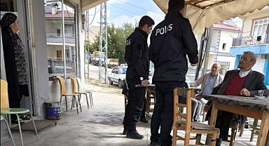 Polis pazar yerinde kadınlara KADES'i anlattı