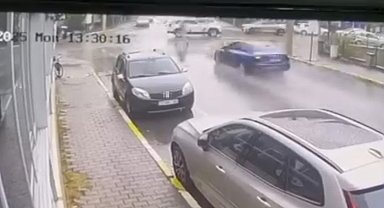 Polisin 'dur' ihtarına uymayan sürücü önce yayalara, ardından araçlara çarptı