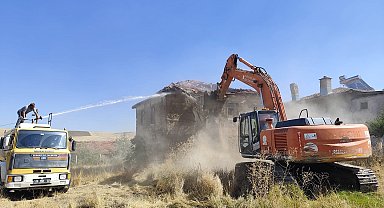 Pursaklar'da metruk yapılar temizleniyor