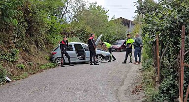 "Dur" ihtarına uymayıp kaza yapan sürücü yaya olarak kaçmaya çalıştı