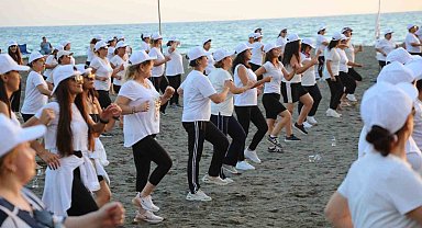 Sahilde spor yapmanın tadını çıkardılar