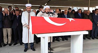 Şair ve yazar Yavuz Bülent Bakiler, vasiyeti üzerine Sivas'ta anne ve babasının yanına defnedildi