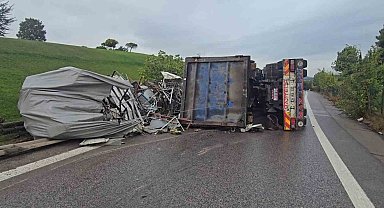 Sancaktepe'de virajı alamayan hurda yüklü kamyon yan yattı: 1 yaralı