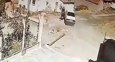 Seyir halindeki araçta yılan paniği kamerada: Sürücü araç durmadan indi