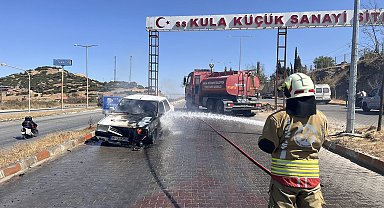 Seyir halindeki otomobil alev aldı