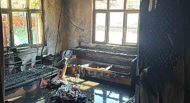 Sındırgı'da elektrik kontağından çıkan yangında ev küle döndü