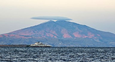 Süphan Dağı'nın zirvesinde 'mercek bulutu' görsel şölen oluşturdu