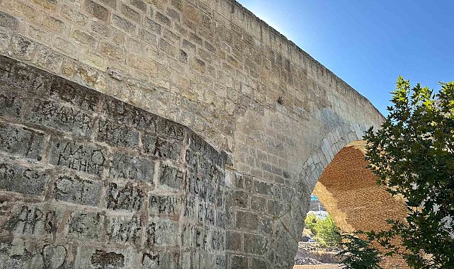 Tarih gözler önünde yok oluyor: Artuklular dönemindeki Haburman köprüsüne isimlerini kazdılar