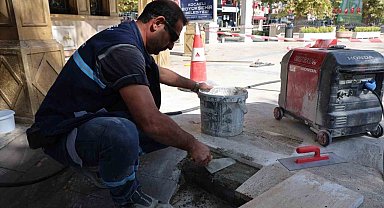 Tarihi caminin kırık taşları ve zemini onarılıyor